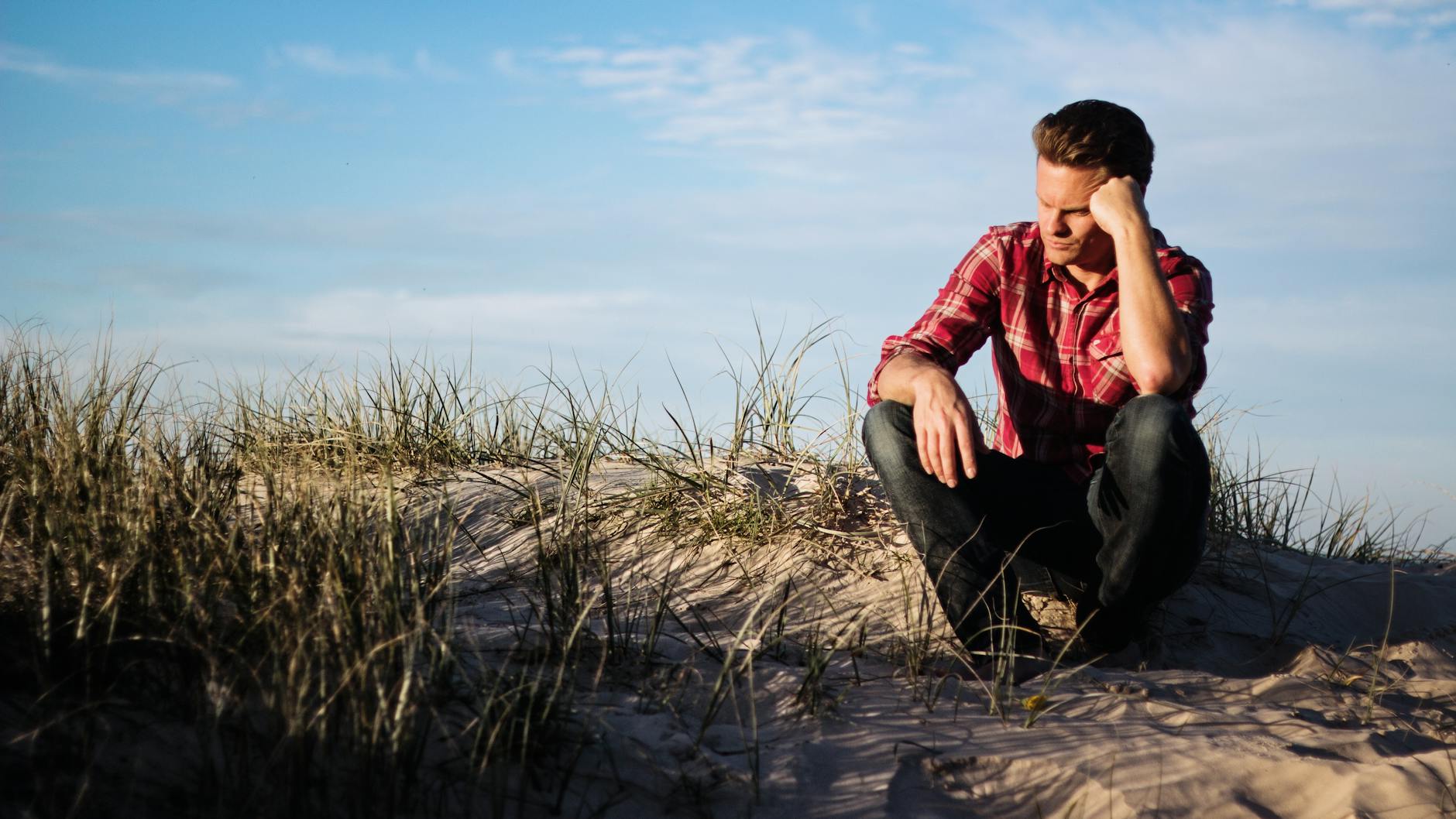 shallow focus photography of man wearing red polo shirt